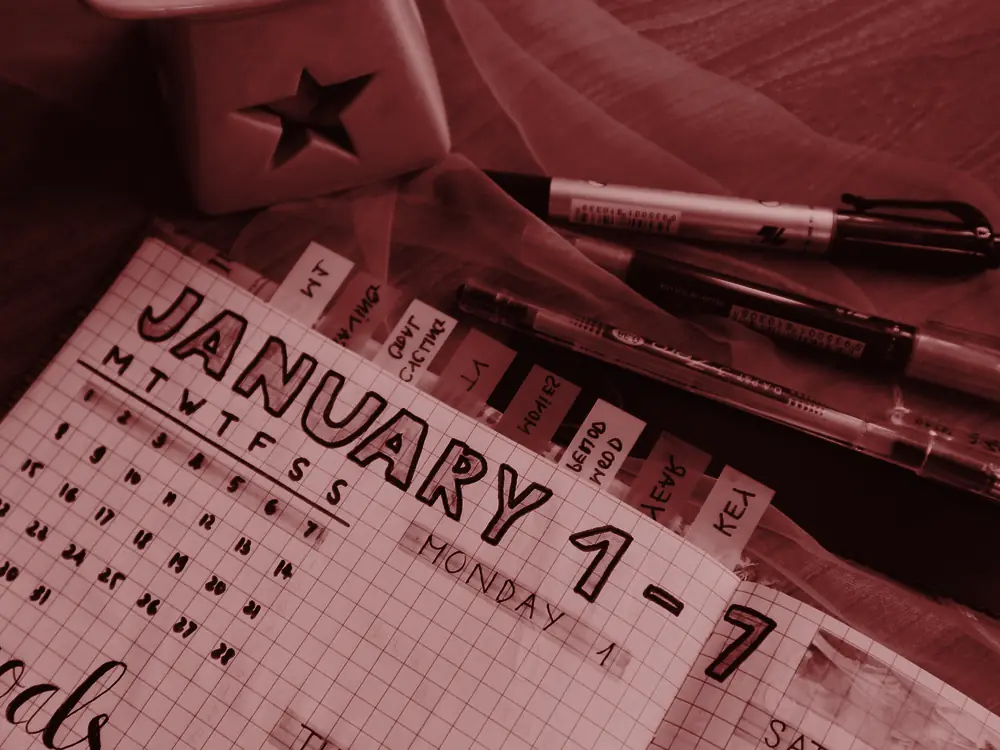 Calendar and pens on a desk